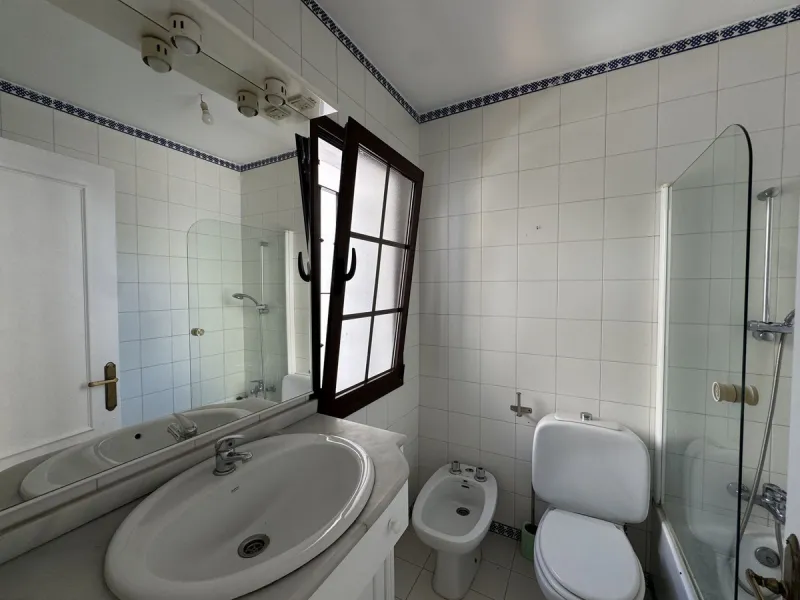 Exclusive townhouse in Marbella with sea views and prime location