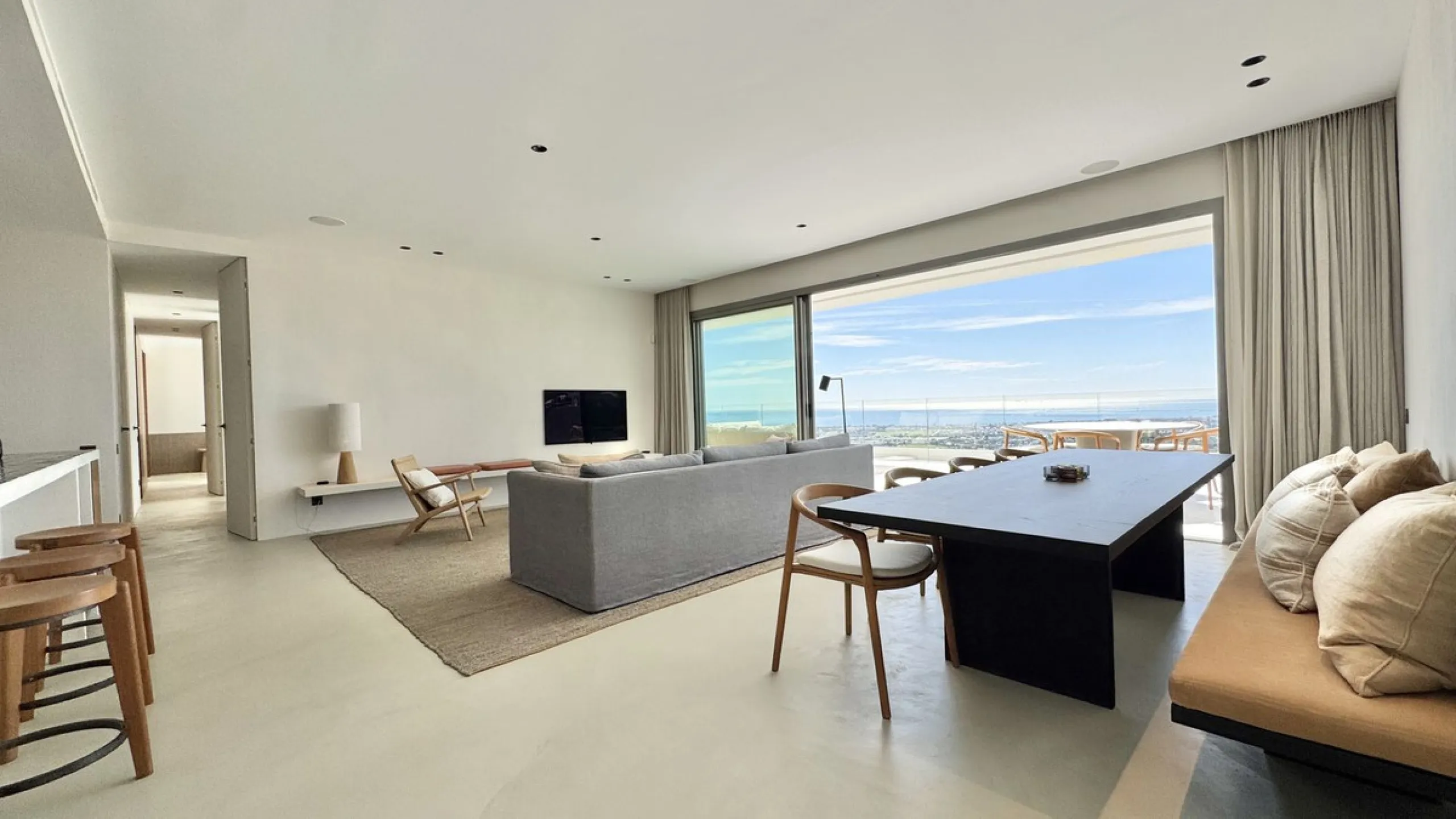 Luxury South-Facing Corner Apartment with Panoramic Sea & Golf Views in Byu Hills, La Quinta, Benahavís.