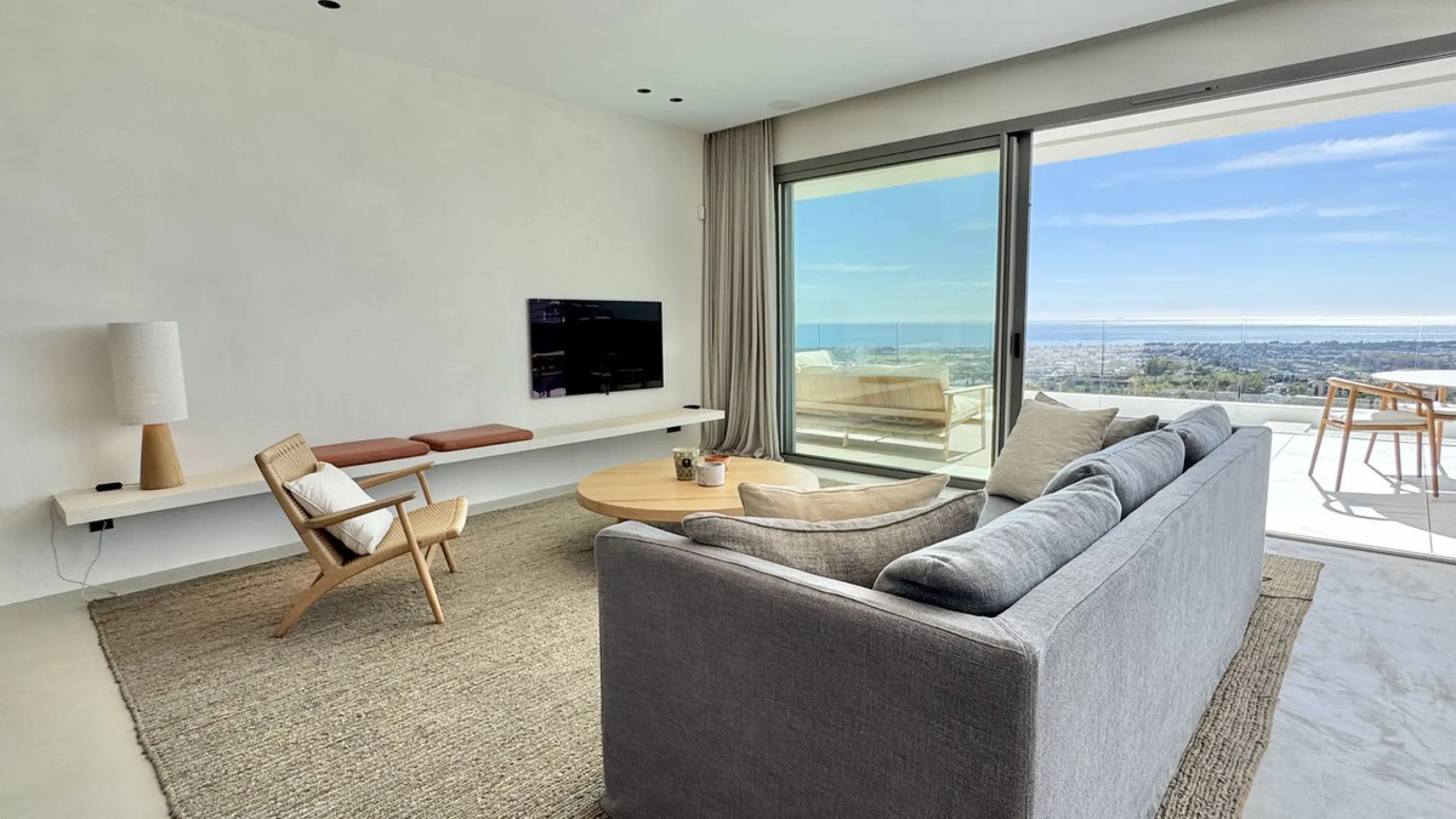 Luxury South-Facing Corner Apartment with Panoramic Sea & Golf Views in Byu Hills, La Quinta, Benahavís.