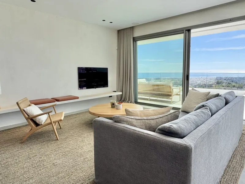 Luxury South-Facing Corner Apartment with Panoramic Sea & Golf Views in Byu Hills, La Quinta, Benahavís.