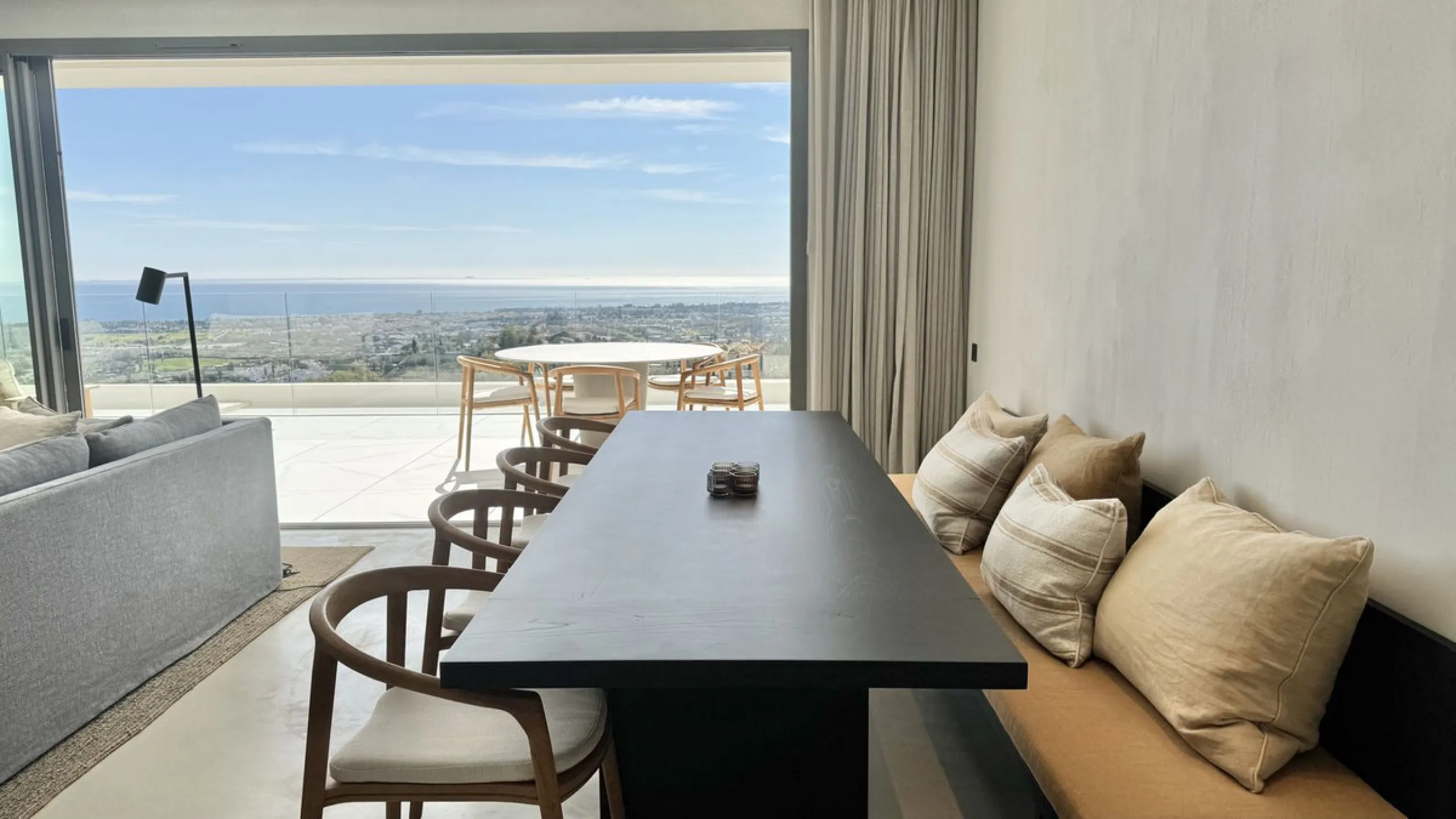 Luxury South-Facing Corner Apartment with Panoramic Sea & Golf Views in Byu Hills, La Quinta, Benahavís.