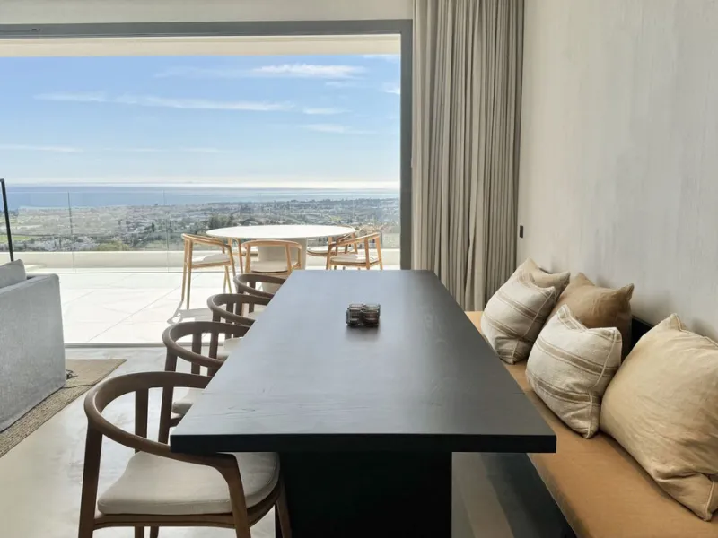 Luxury South-Facing Corner Apartment with Panoramic Sea & Golf Views in Byu Hills, La Quinta, Benahavís.