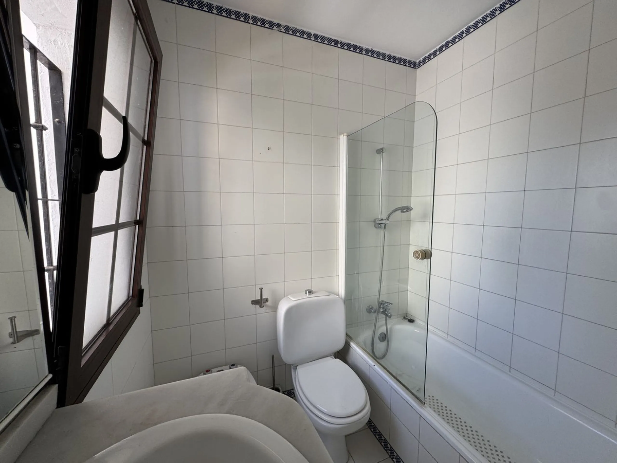 Exclusive townhouse in Marbella with sea views and prime location