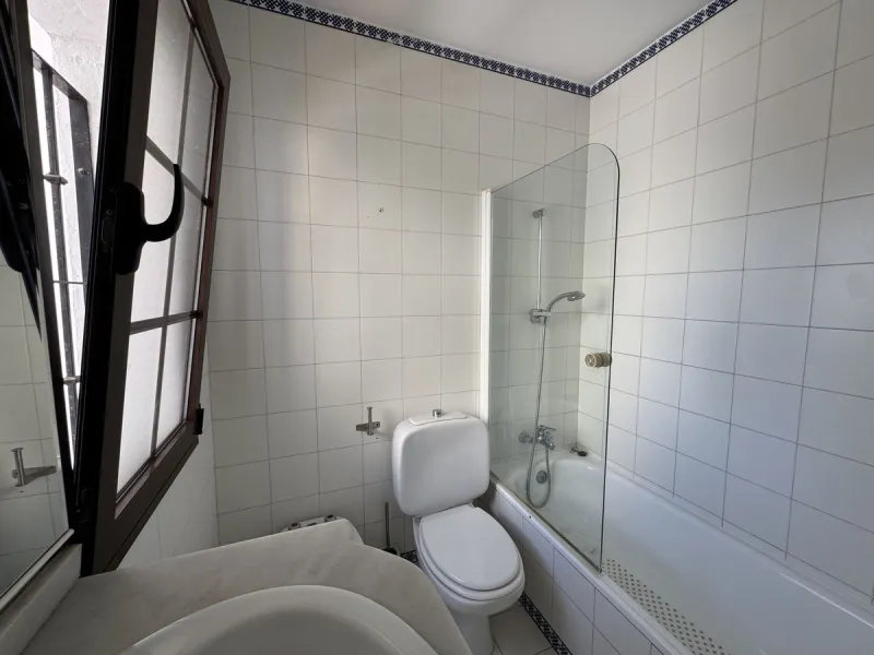 Exclusive townhouse in Marbella with sea views and prime location
