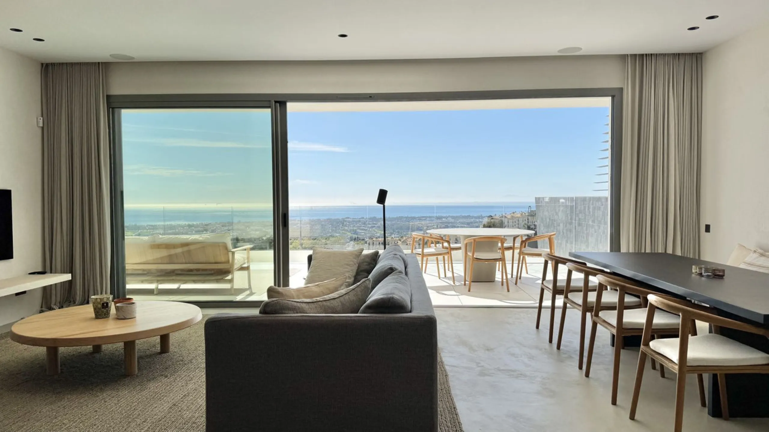 Luxury South-Facing Corner Apartment with Panoramic Sea & Golf Views in Byu Hills, La Quinta, Benahavís.