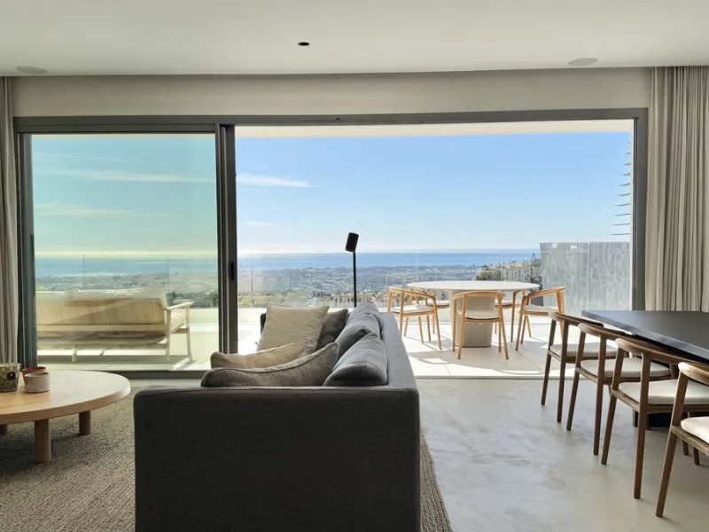 Luxury South-Facing Corner Apartment with Panoramic Sea & Golf Views in Byu Hills, La Quinta, Benahavís.