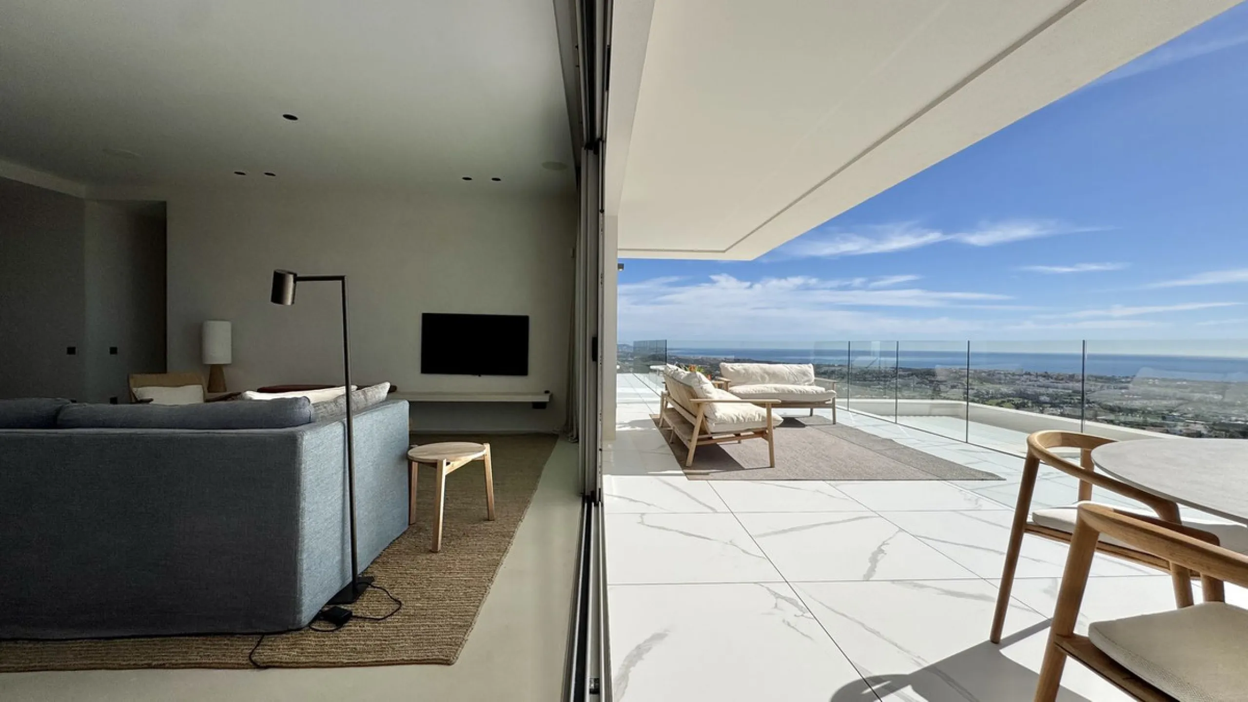 Luxury South-Facing Corner Apartment with Panoramic Sea & Golf Views in Byu Hills, La Quinta, Benahavís.