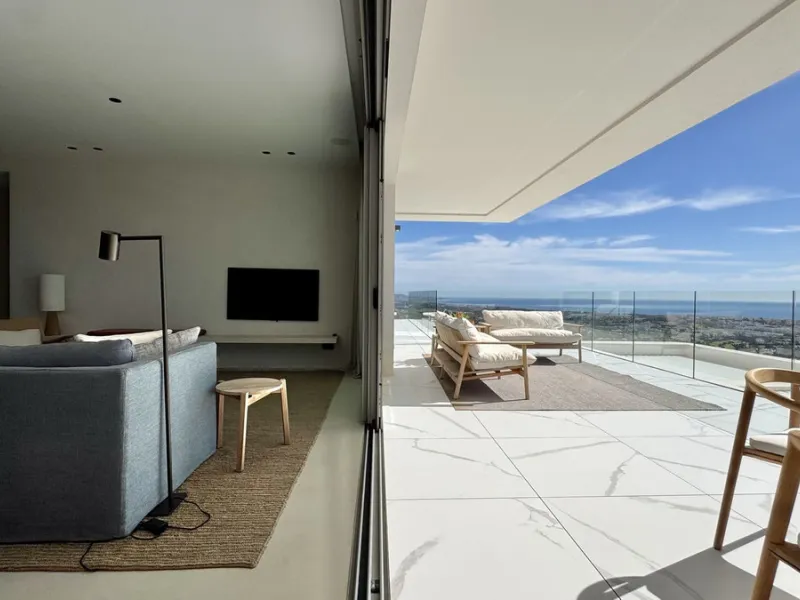 Luxury South-Facing Corner Apartment with Panoramic Sea & Golf Views in Byu Hills, La Quinta, Benahavís.
