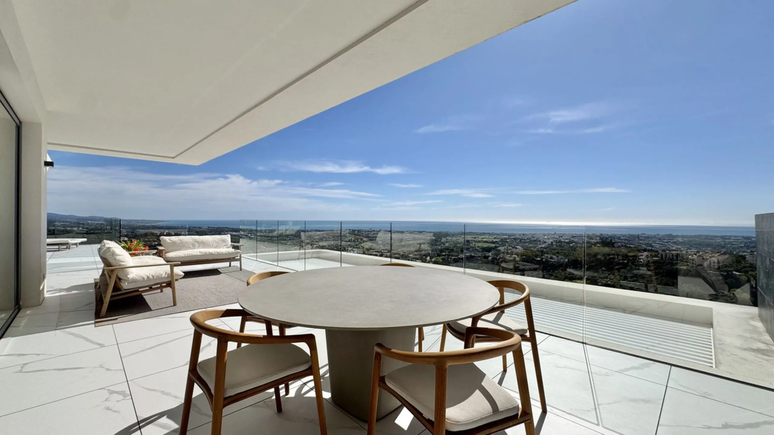 Luxury South-Facing Corner Apartment with Panoramic Sea & Golf Views in Byu Hills, La Quinta, Benahavís.