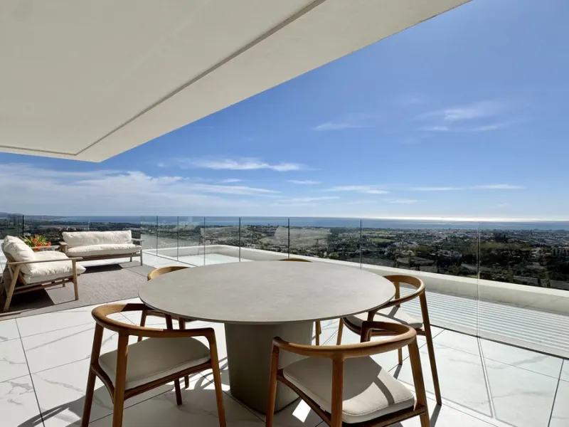 Luxury South-Facing Corner Apartment with Panoramic Sea & Golf Views in Byu Hills, La Quinta, Benahavís.
