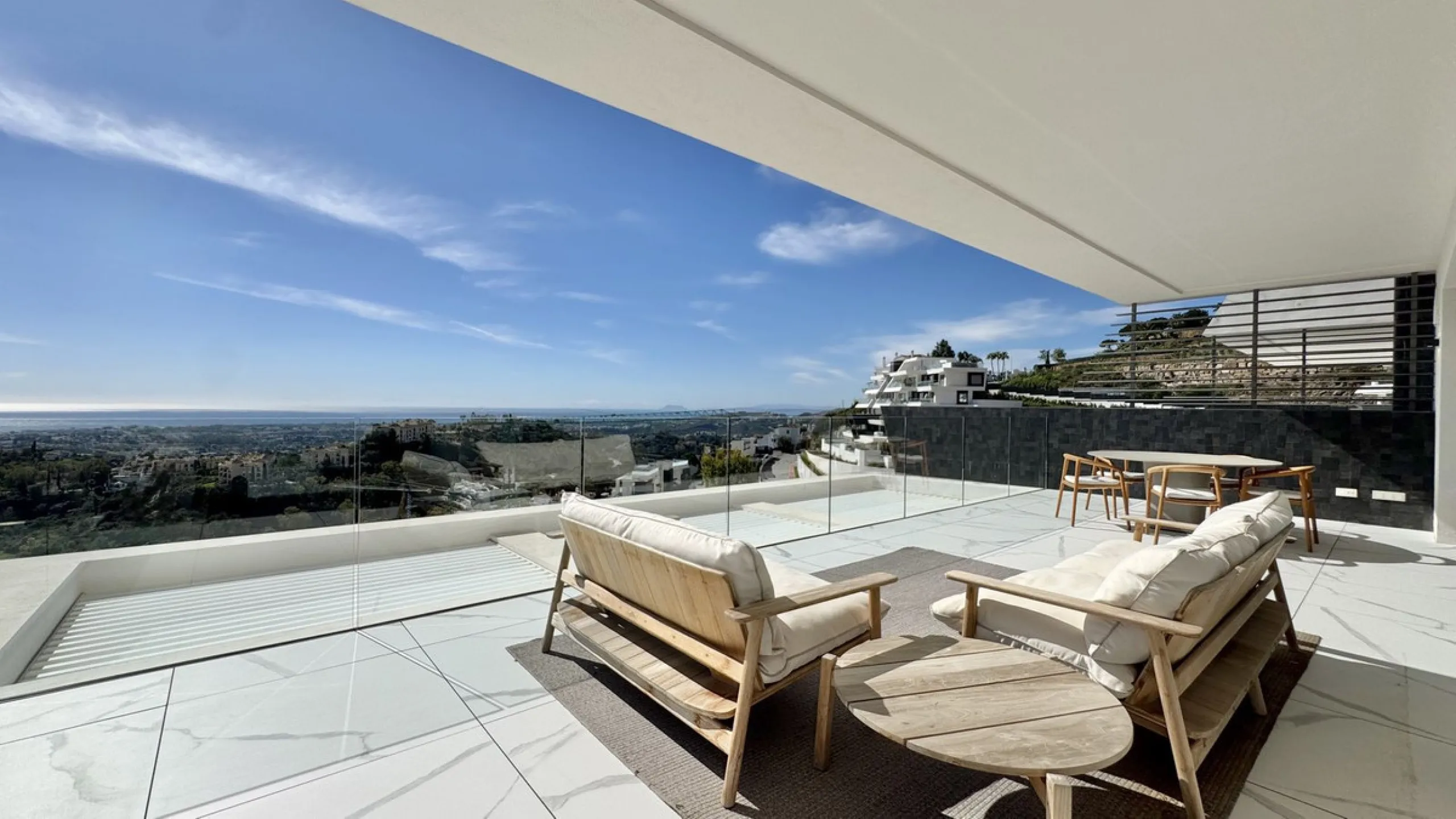 Luxury South-Facing Corner Apartment with Panoramic Sea & Golf Views in Byu Hills, La Quinta, Benahavís.