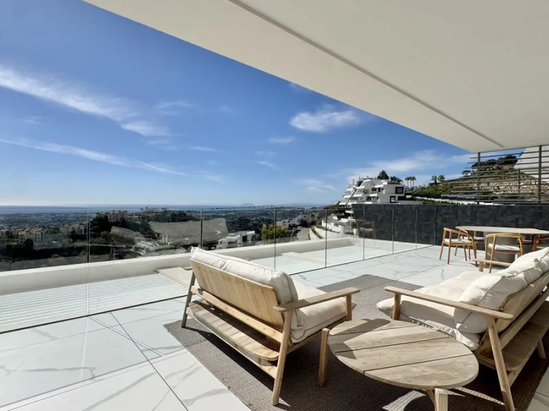 Luxury South-Facing Corner Apartment with Panoramic Sea & Golf Views in Byu Hills, La Quinta, Benahavís.