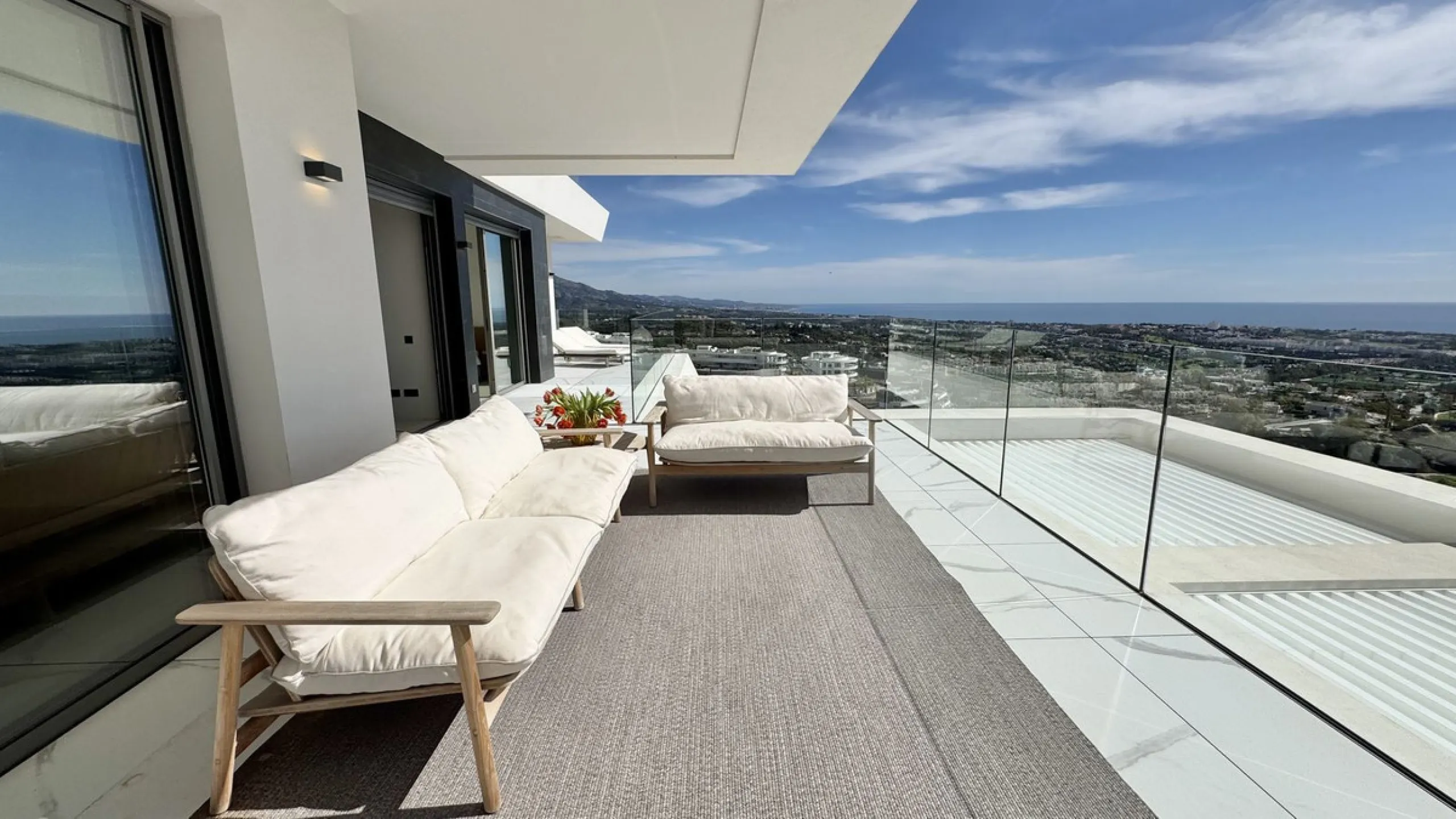 Luxury South-Facing Corner Apartment with Panoramic Sea & Golf Views in Byu Hills, La Quinta, Benahavís.