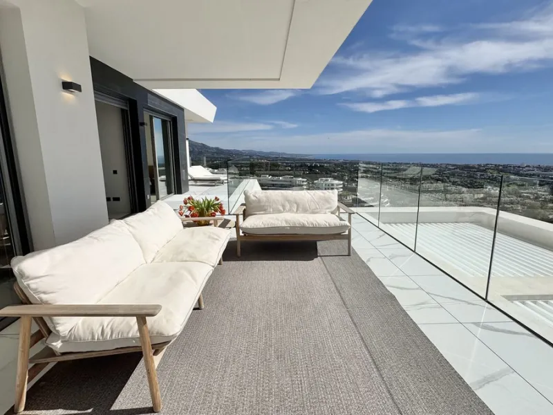 Luxury South-Facing Corner Apartment with Panoramic Sea & Golf Views in Byu Hills, La Quinta, Benahavís.