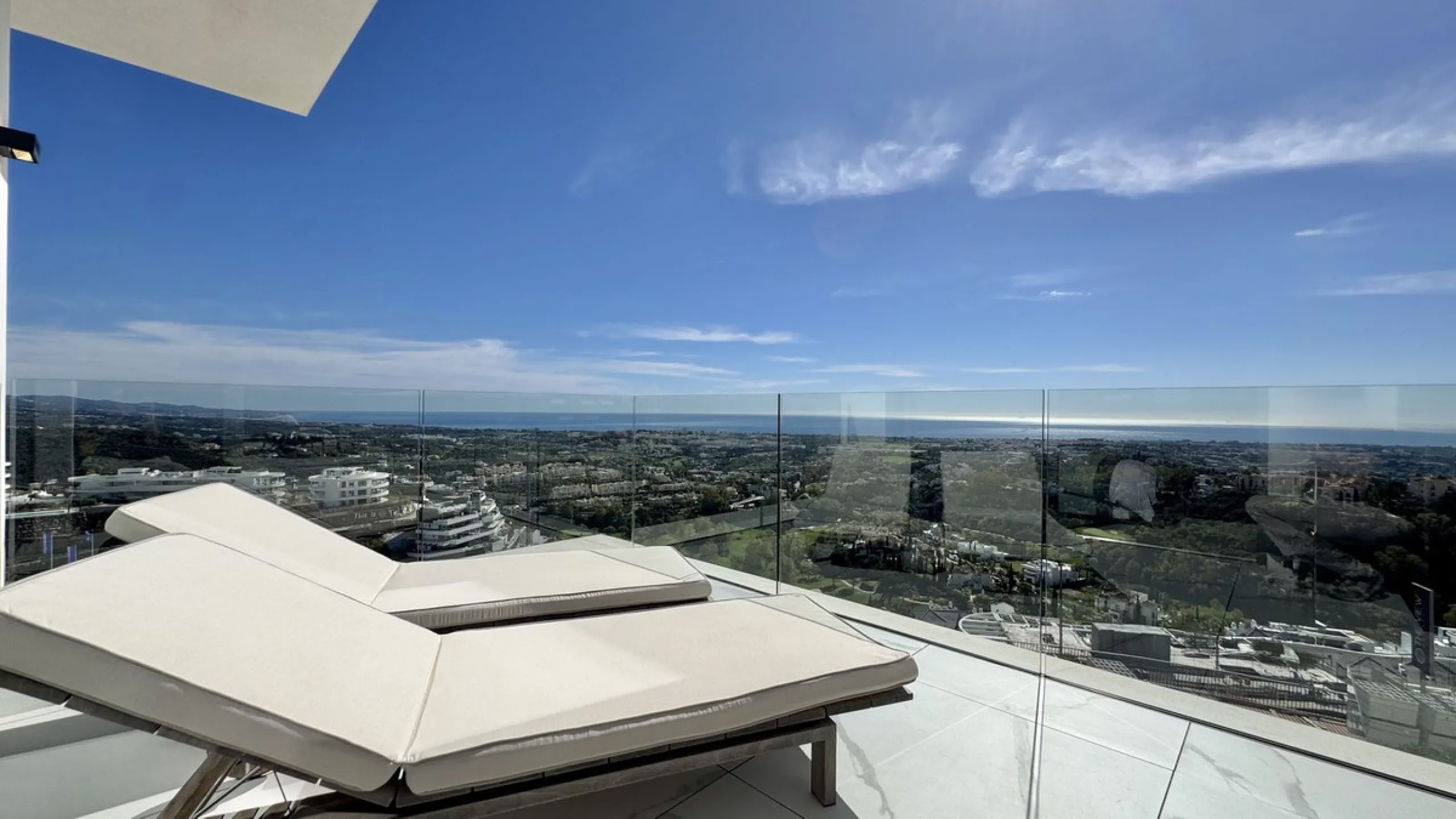 Luxury South-Facing Corner Apartment with Panoramic Sea & Golf Views in Byu Hills, La Quinta, Benahavís.