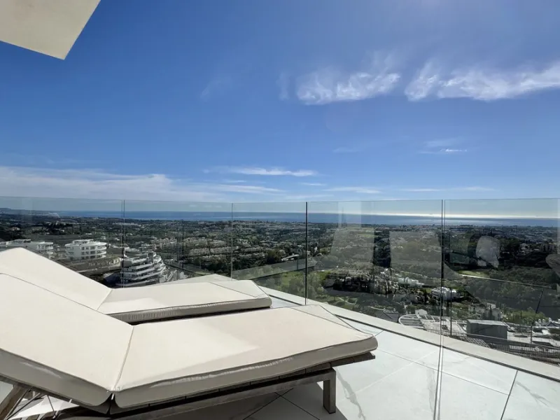 Luxury South-Facing Corner Apartment with Panoramic Sea & Golf Views in Byu Hills, La Quinta, Benahavís.