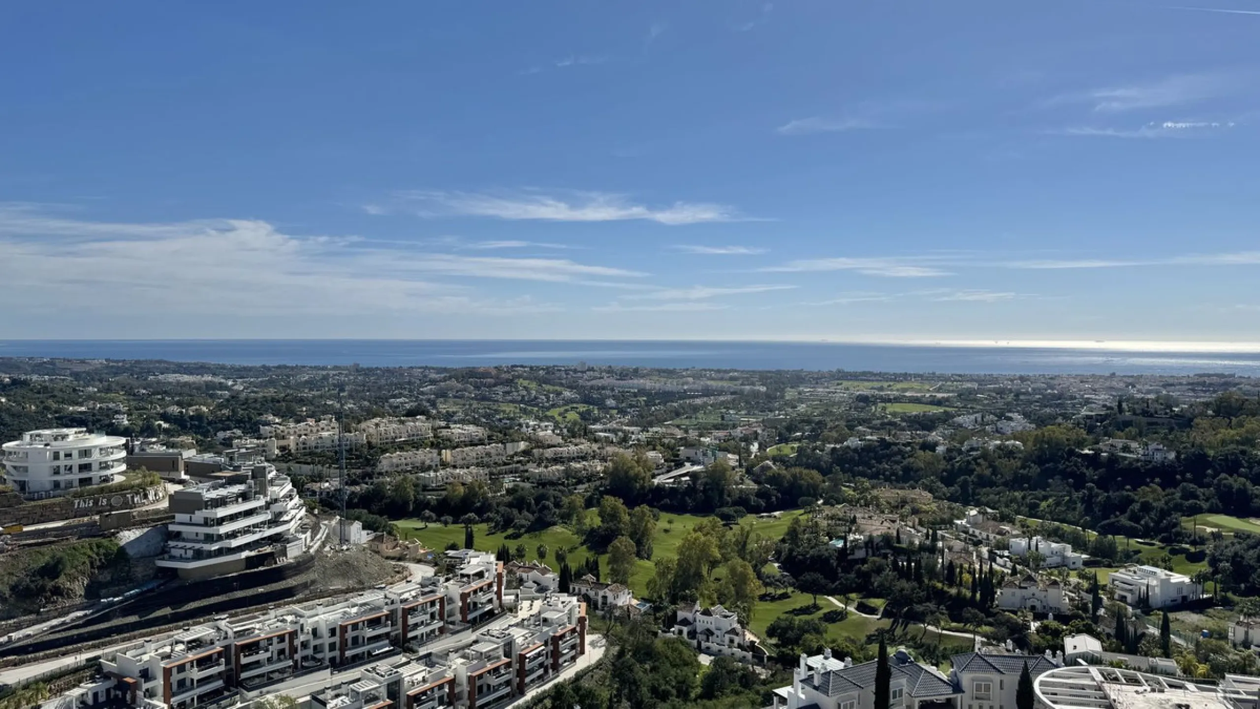 Luxury South-Facing Corner Apartment with Panoramic Sea & Golf Views in Byu Hills, La Quinta, Benahavís.