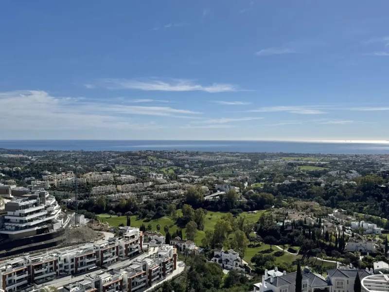 Luxury South-Facing Corner Apartment with Panoramic Sea & Golf Views in Byu Hills, La Quinta, Benahavís.