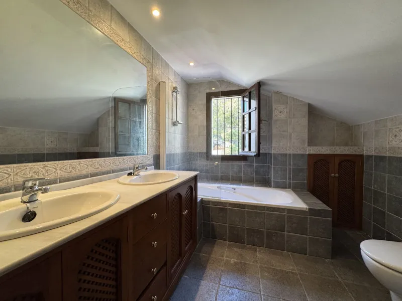Exclusive townhouse in Marbella with sea views and prime location