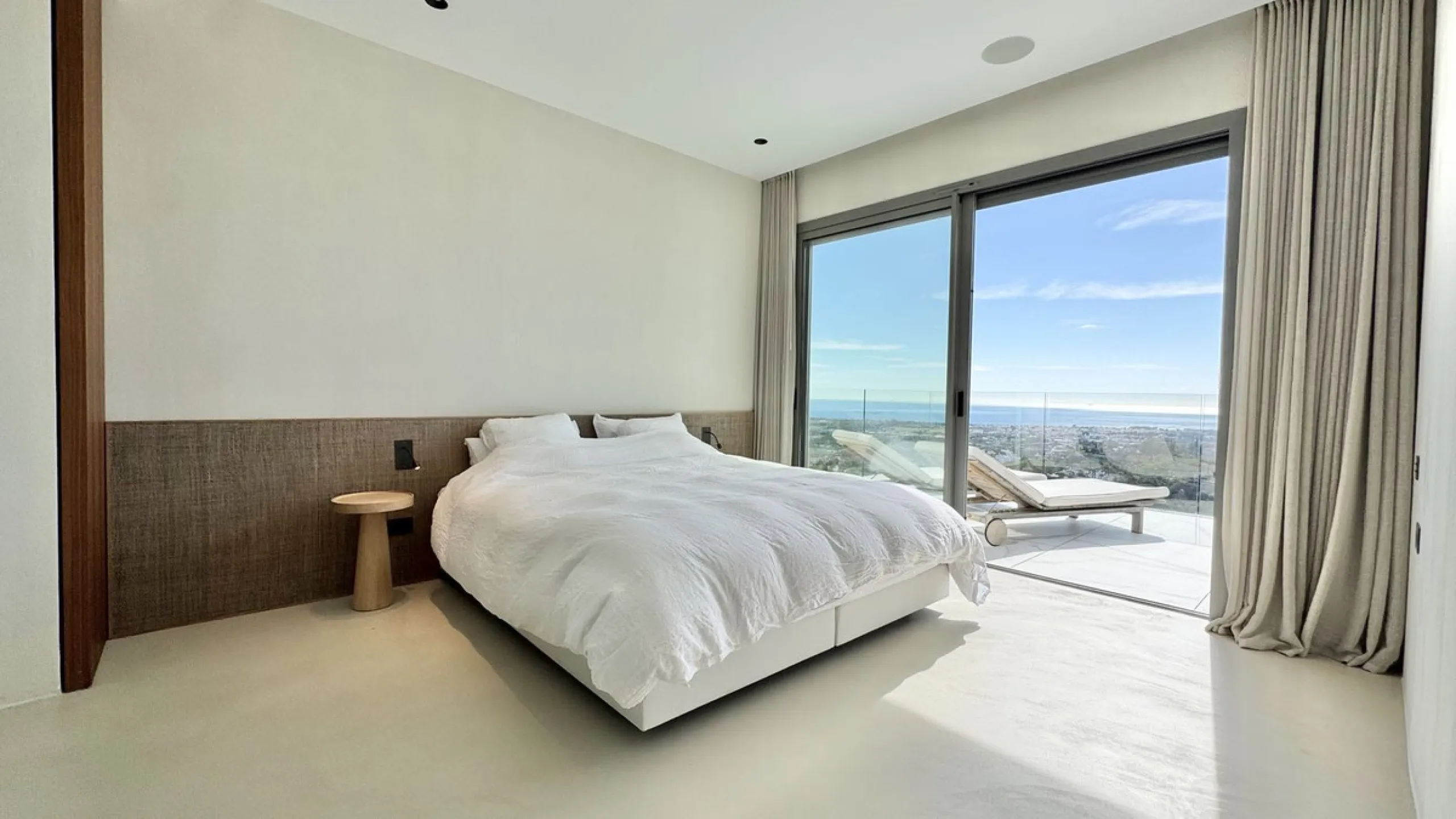 Luxury South-Facing Corner Apartment with Panoramic Sea & Golf Views in Byu Hills, La Quinta, Benahavís.