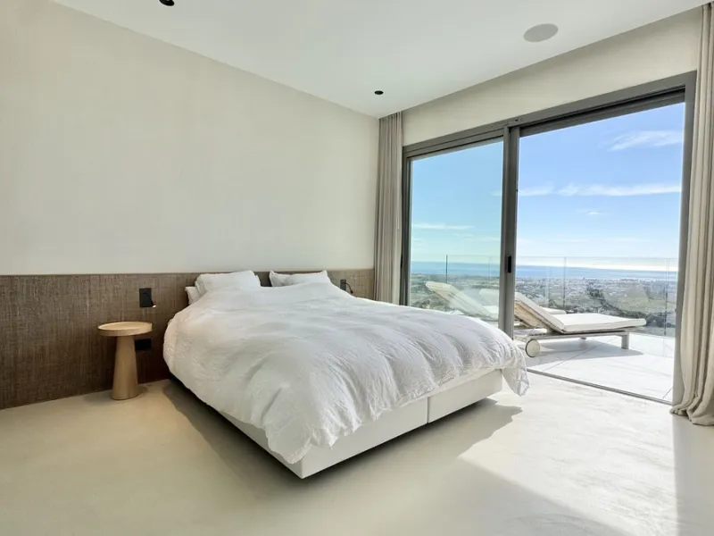 Luxury South-Facing Corner Apartment with Panoramic Sea & Golf Views in Byu Hills, La Quinta, Benahavís.