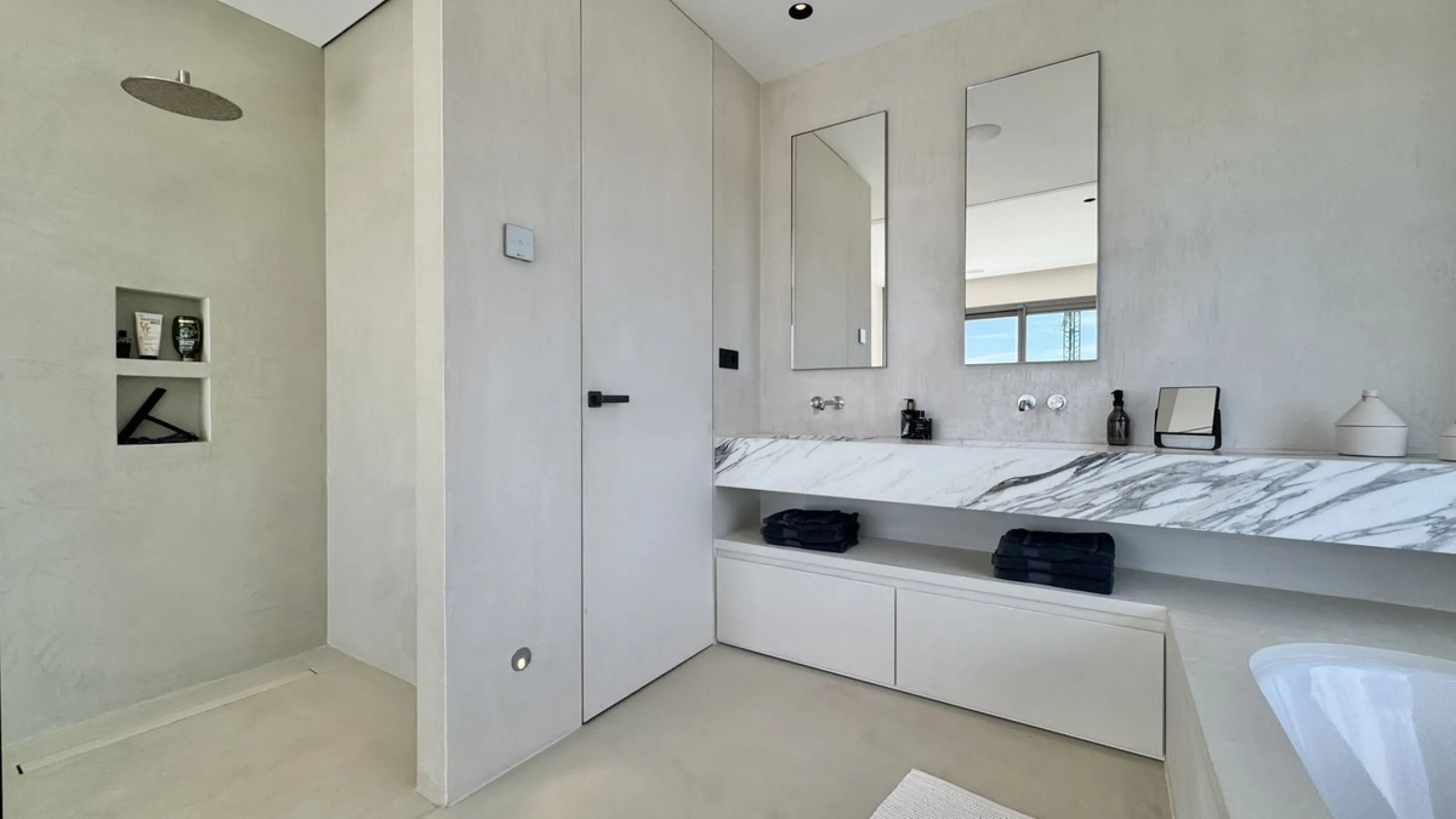 Luxury South-Facing Corner Apartment with Panoramic Sea & Golf Views in Byu Hills, La Quinta, Benahavís.