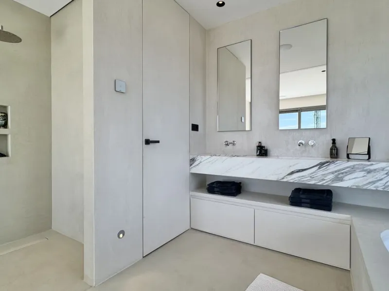 Luxury South-Facing Corner Apartment with Panoramic Sea & Golf Views in Byu Hills, La Quinta, Benahavís.
