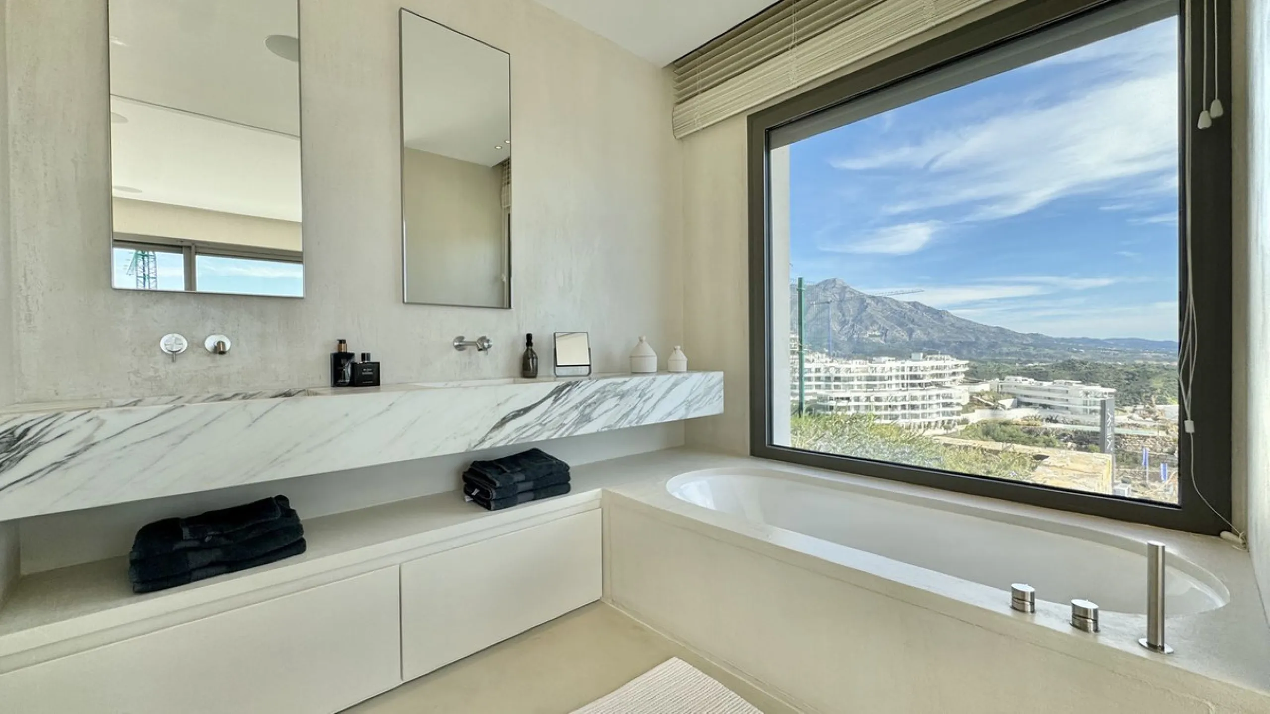 Luxury South-Facing Corner Apartment with Panoramic Sea & Golf Views in Byu Hills, La Quinta, Benahavís.