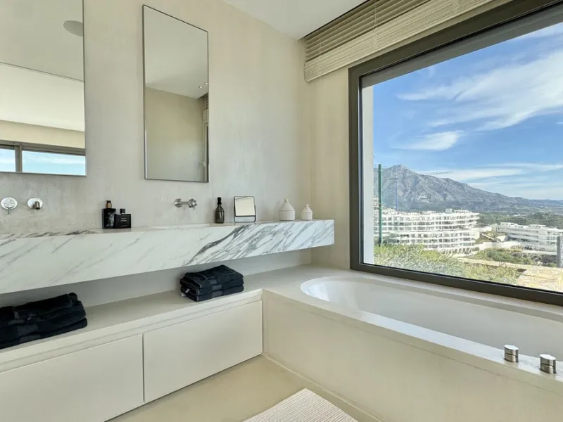 Luxury South-Facing Corner Apartment with Panoramic Sea & Golf Views in Byu Hills, La Quinta, Benahavís.