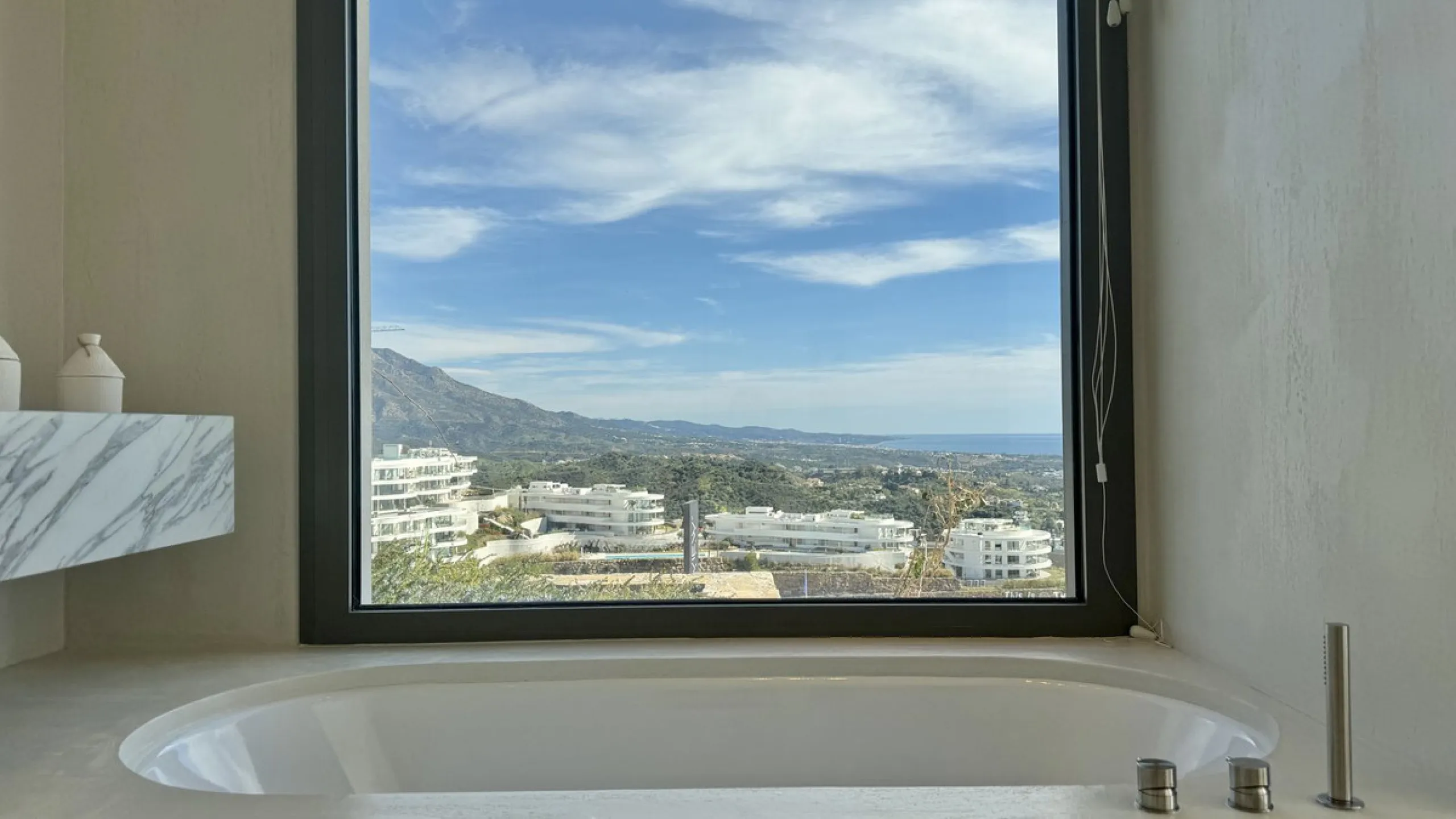 Luxury South-Facing Corner Apartment with Panoramic Sea & Golf Views in Byu Hills, La Quinta, Benahavís.