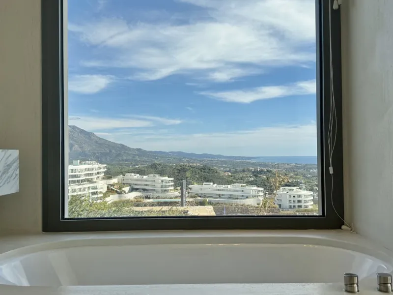 Luxury South-Facing Corner Apartment with Panoramic Sea & Golf Views in Byu Hills, La Quinta, Benahavís.
