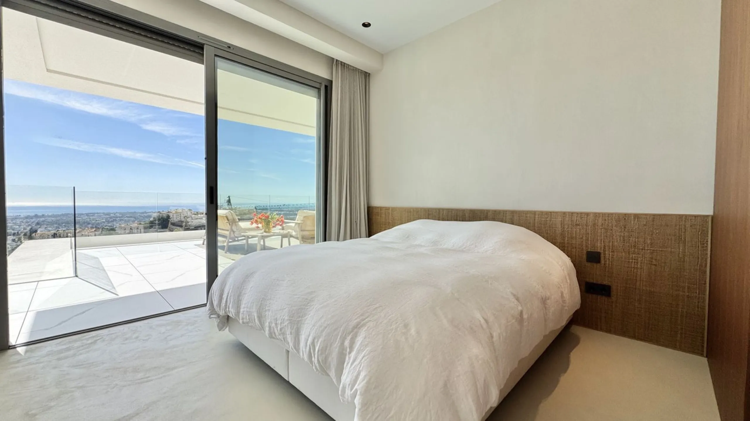 Luxury South-Facing Corner Apartment with Panoramic Sea & Golf Views in Byu Hills, La Quinta, Benahavís.