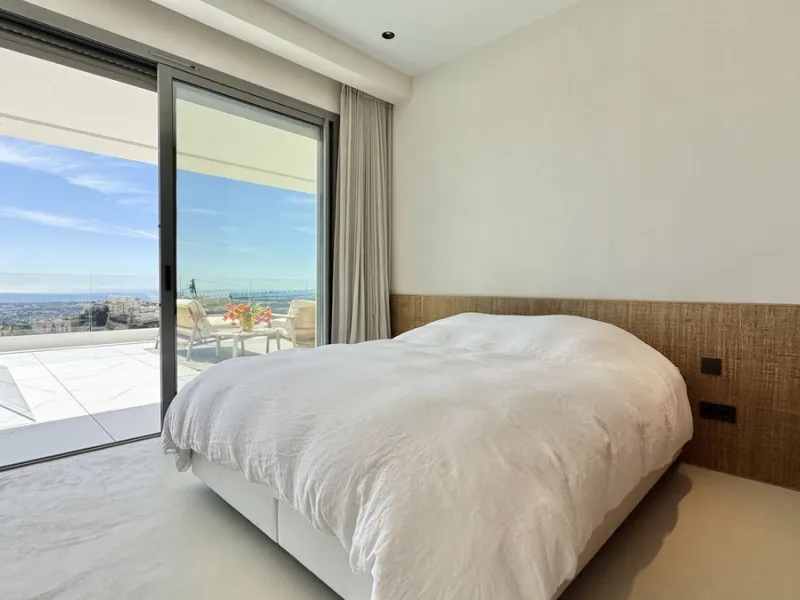Luxury South-Facing Corner Apartment with Panoramic Sea & Golf Views in Byu Hills, La Quinta, Benahavís.