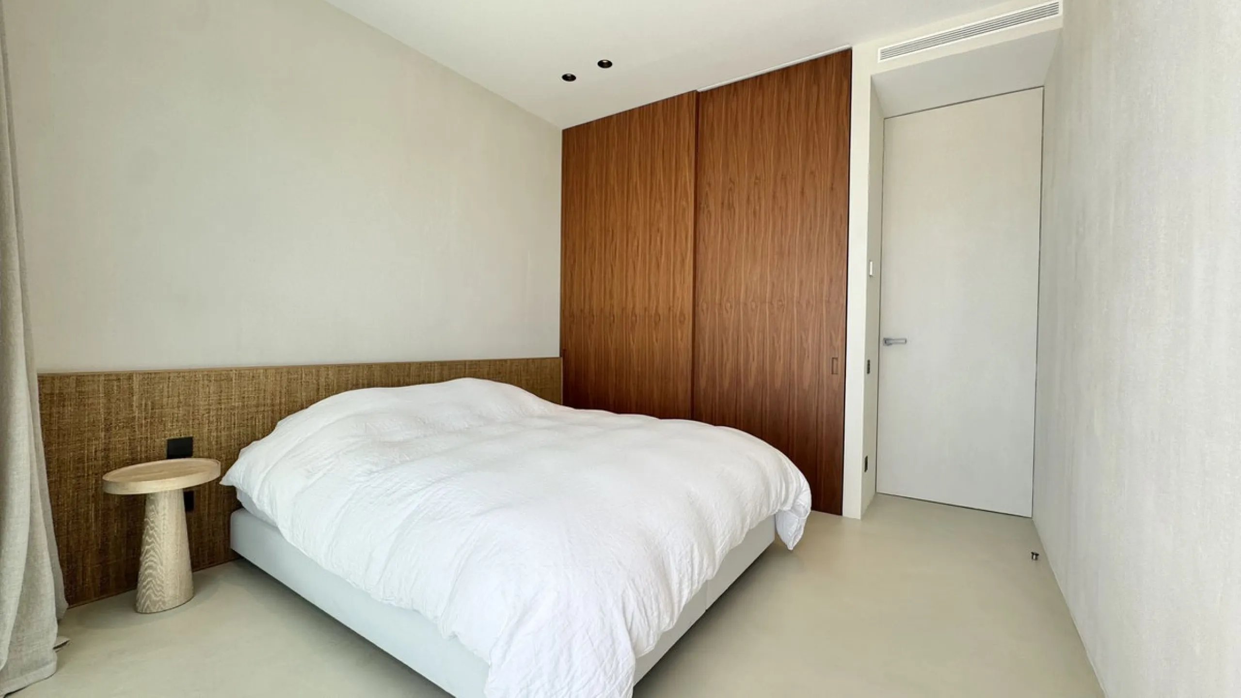 Luxury South-Facing Corner Apartment with Panoramic Sea & Golf Views in Byu Hills, La Quinta, Benahavís.