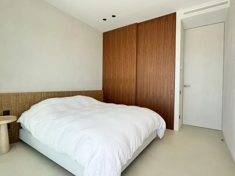 Luxury South-Facing Corner Apartment with Panoramic Sea & Golf Views in Byu Hills, La Quinta, Benahavís.