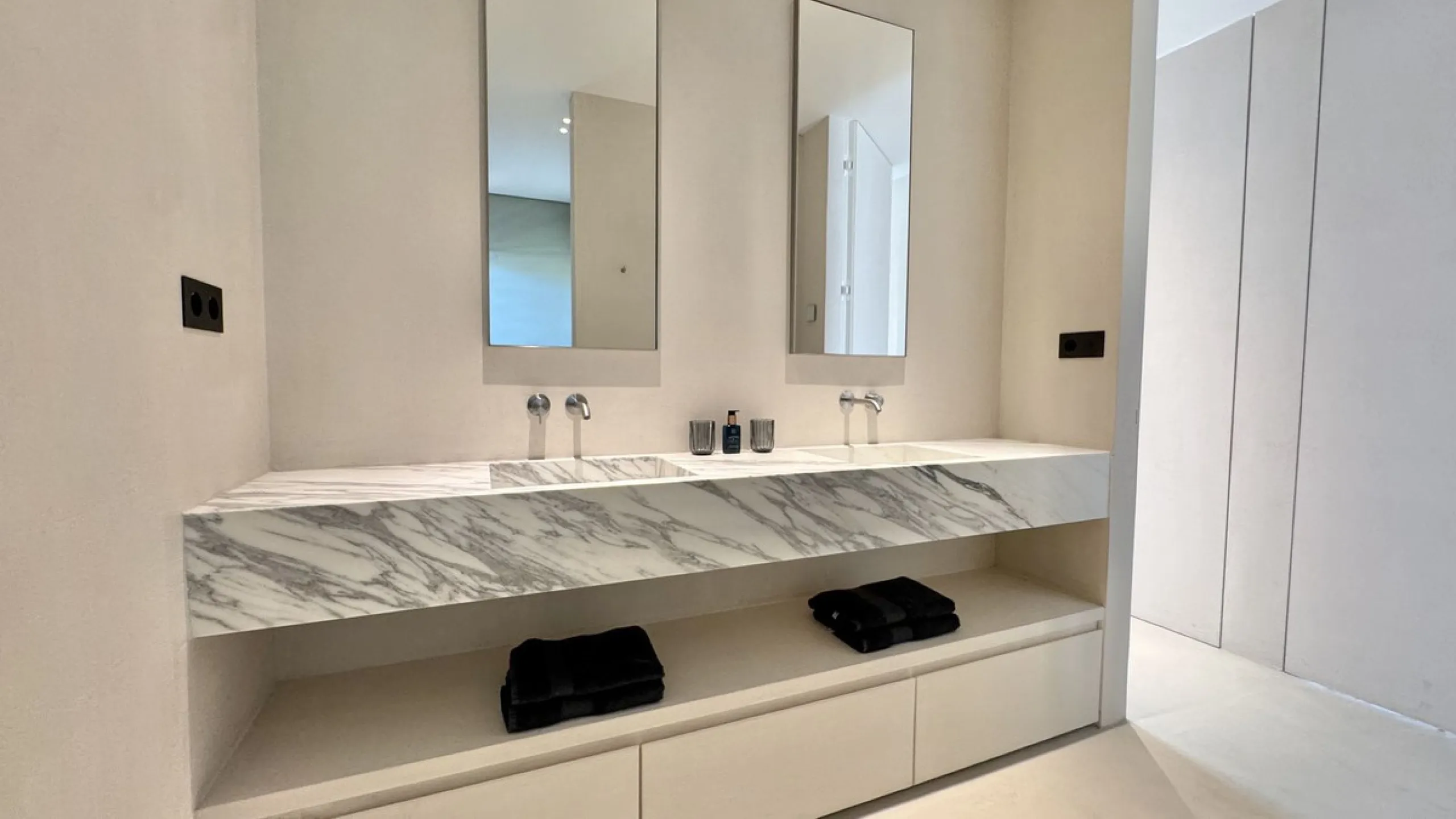 Luxury South-Facing Corner Apartment with Panoramic Sea & Golf Views in Byu Hills, La Quinta, Benahavís.