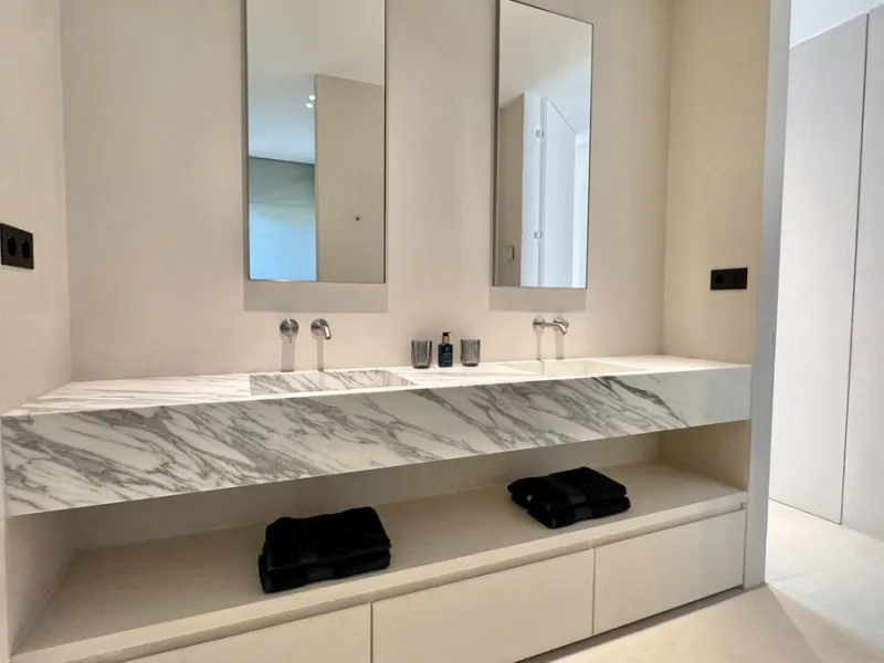 Luxury South-Facing Corner Apartment with Panoramic Sea & Golf Views in Byu Hills, La Quinta, Benahavís.