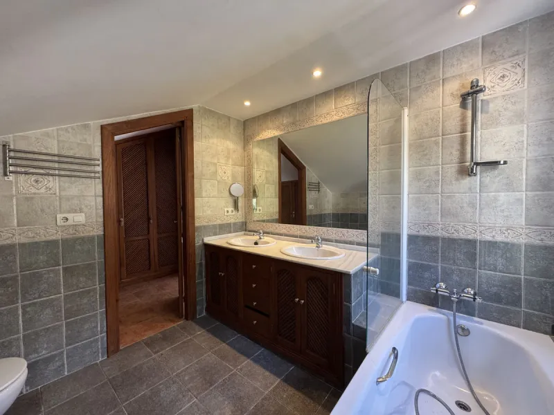 Exclusive townhouse in Marbella with sea views and prime location