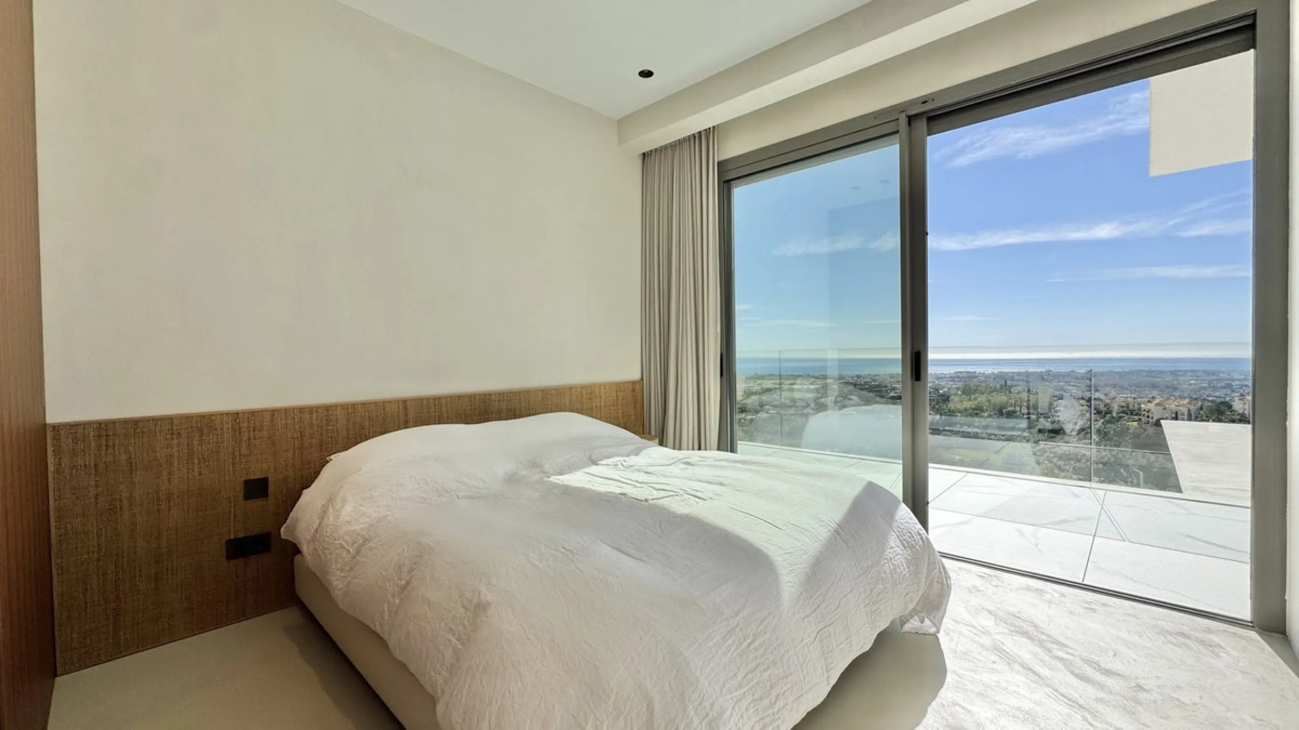 Luxury South-Facing Corner Apartment with Panoramic Sea & Golf Views in Byu Hills, La Quinta, Benahavís.