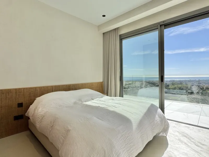 Luxury South-Facing Corner Apartment with Panoramic Sea & Golf Views in Byu Hills, La Quinta, Benahavís.