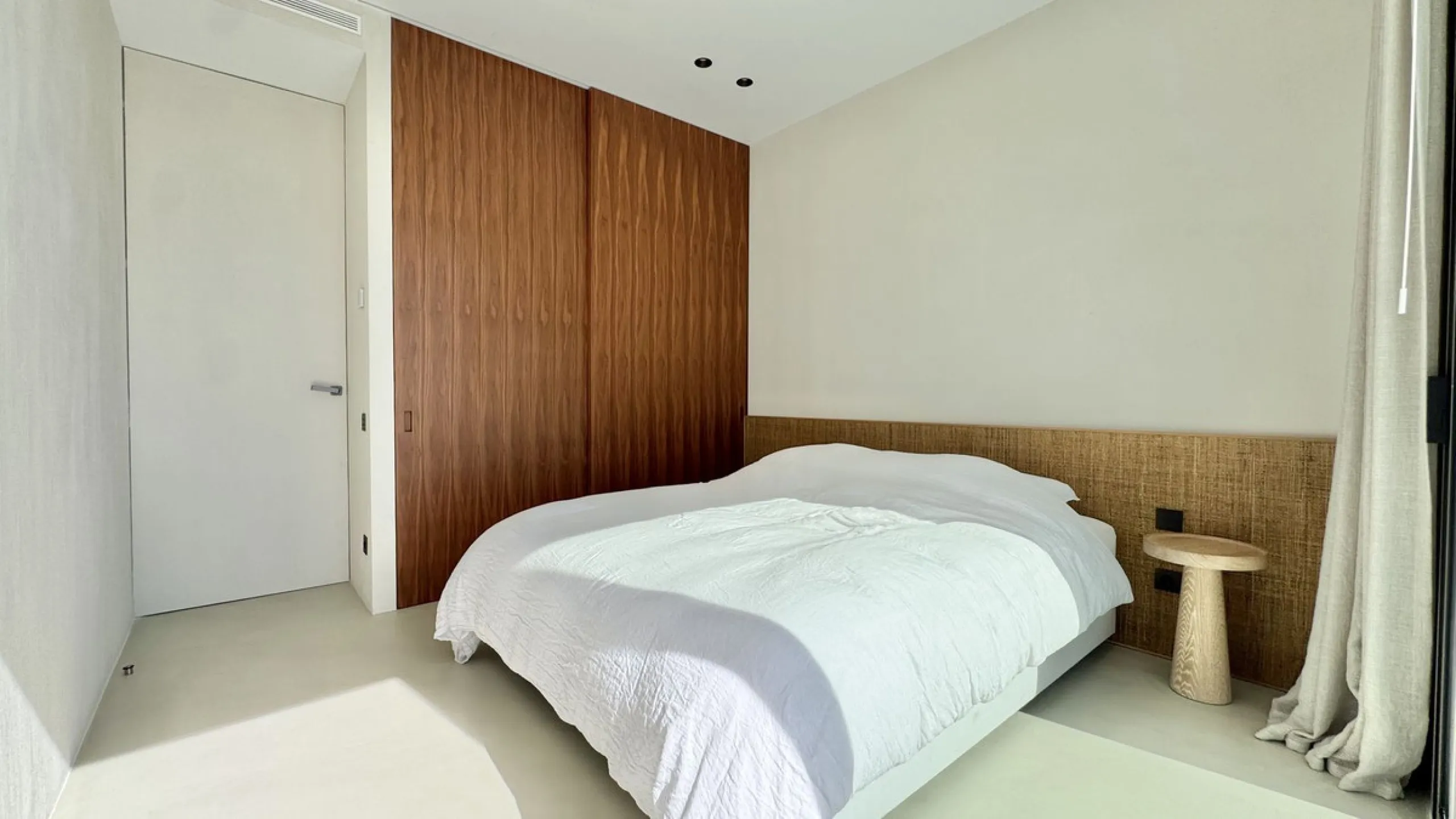 Luxury South-Facing Corner Apartment with Panoramic Sea & Golf Views in Byu Hills, La Quinta, Benahavís.