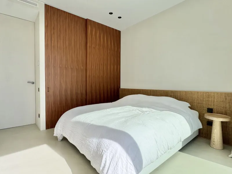 Luxury South-Facing Corner Apartment with Panoramic Sea & Golf Views in Byu Hills, La Quinta, Benahavís.