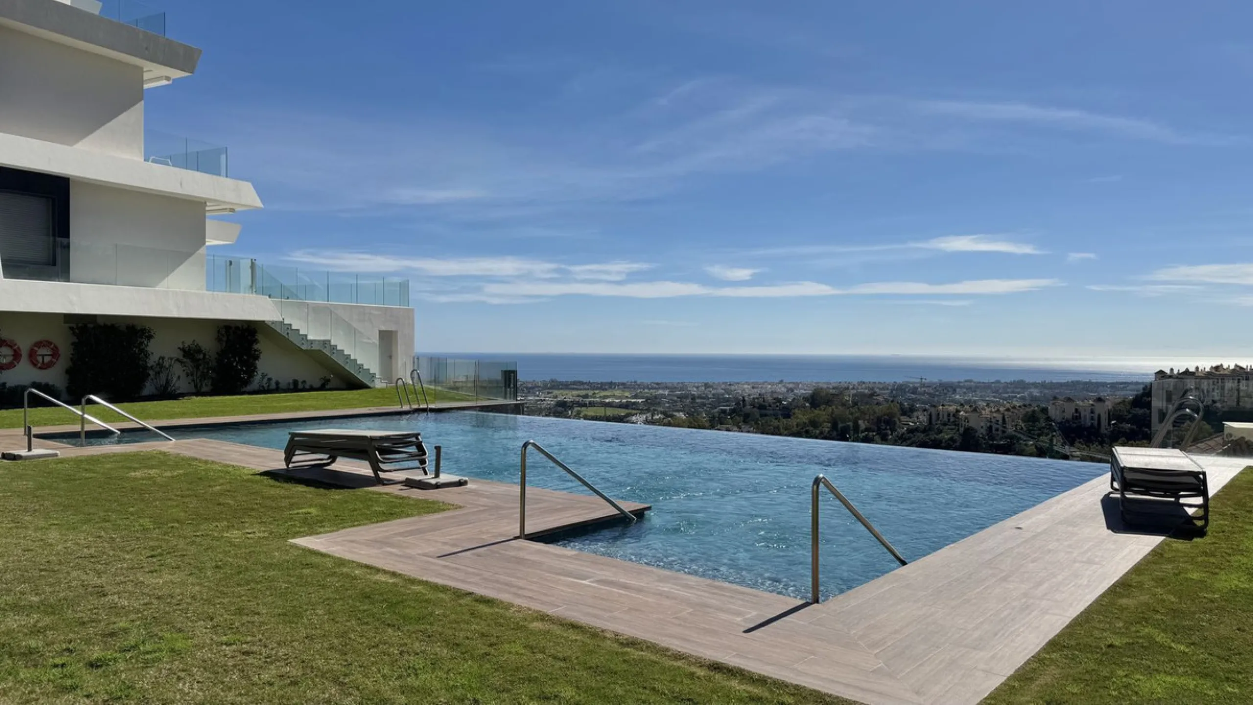 Luxury South-Facing Corner Apartment with Panoramic Sea & Golf Views in Byu Hills, La Quinta, Benahavís.