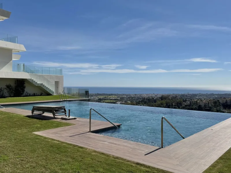 Luxury South-Facing Corner Apartment with Panoramic Sea & Golf Views in Byu Hills, La Quinta, Benahavís.