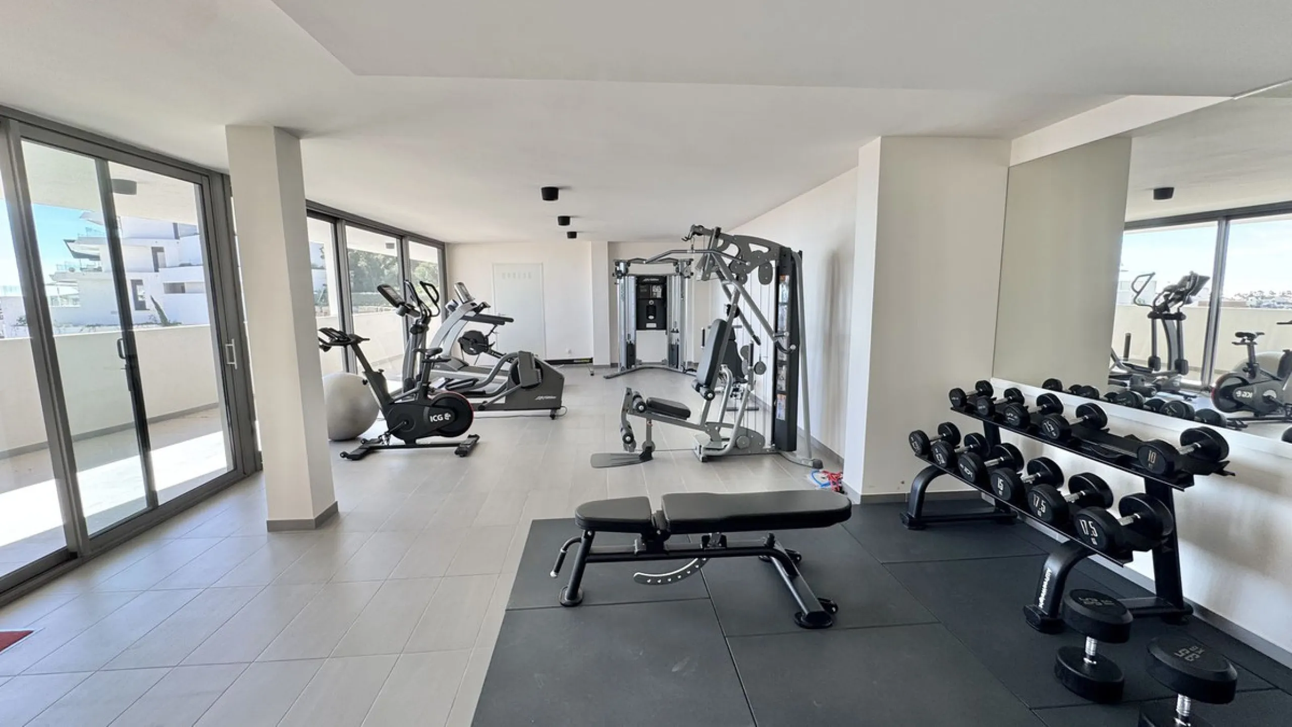 Luxury South-Facing Corner Apartment with Panoramic Sea & Golf Views in Byu Hills, La Quinta, Benahavís.