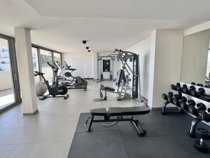 Luxury South-Facing Corner Apartment with Panoramic Sea & Golf Views in Byu Hills, La Quinta, Benahavís.