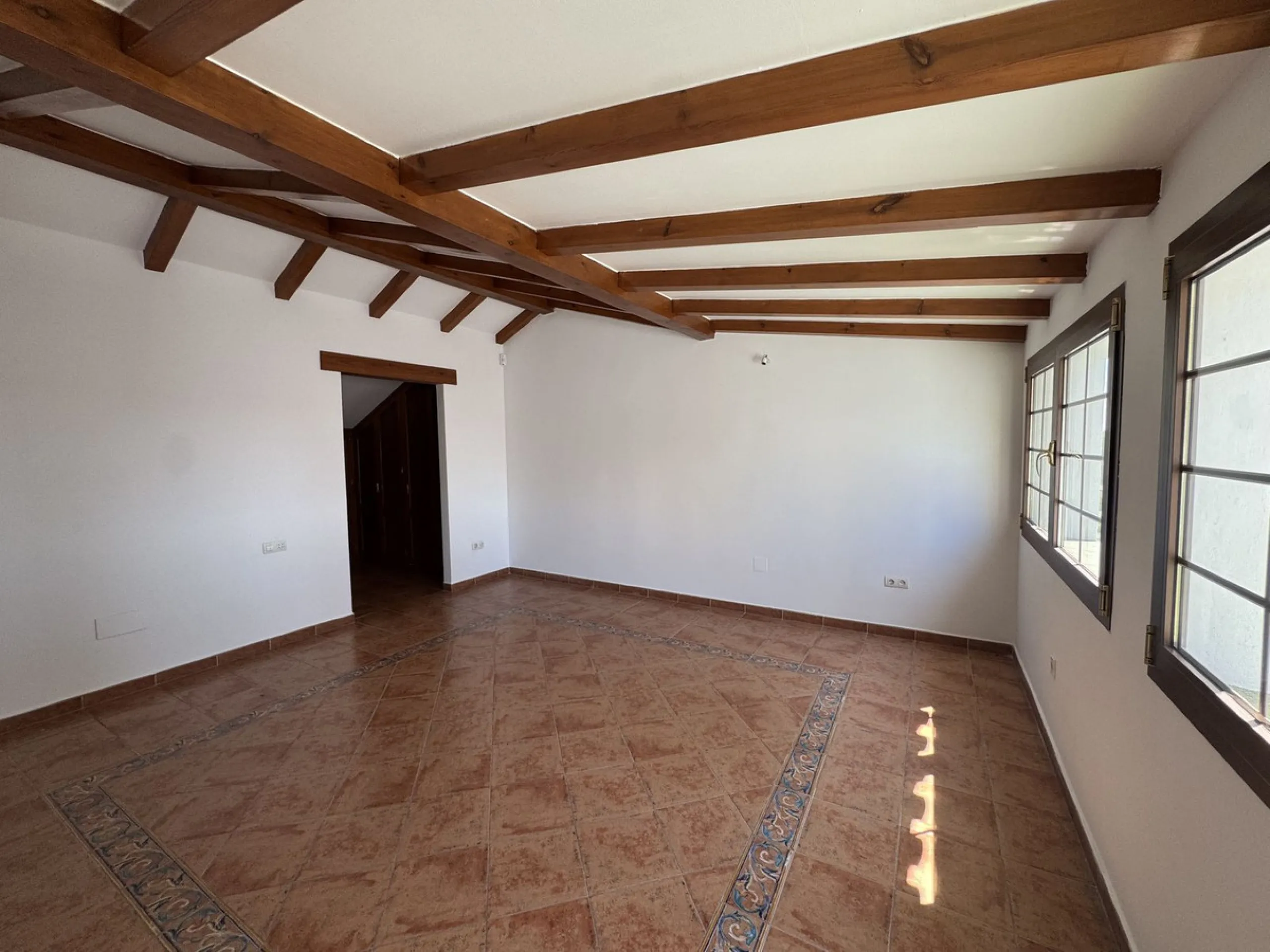 Exclusive townhouse in Marbella with sea views and prime location