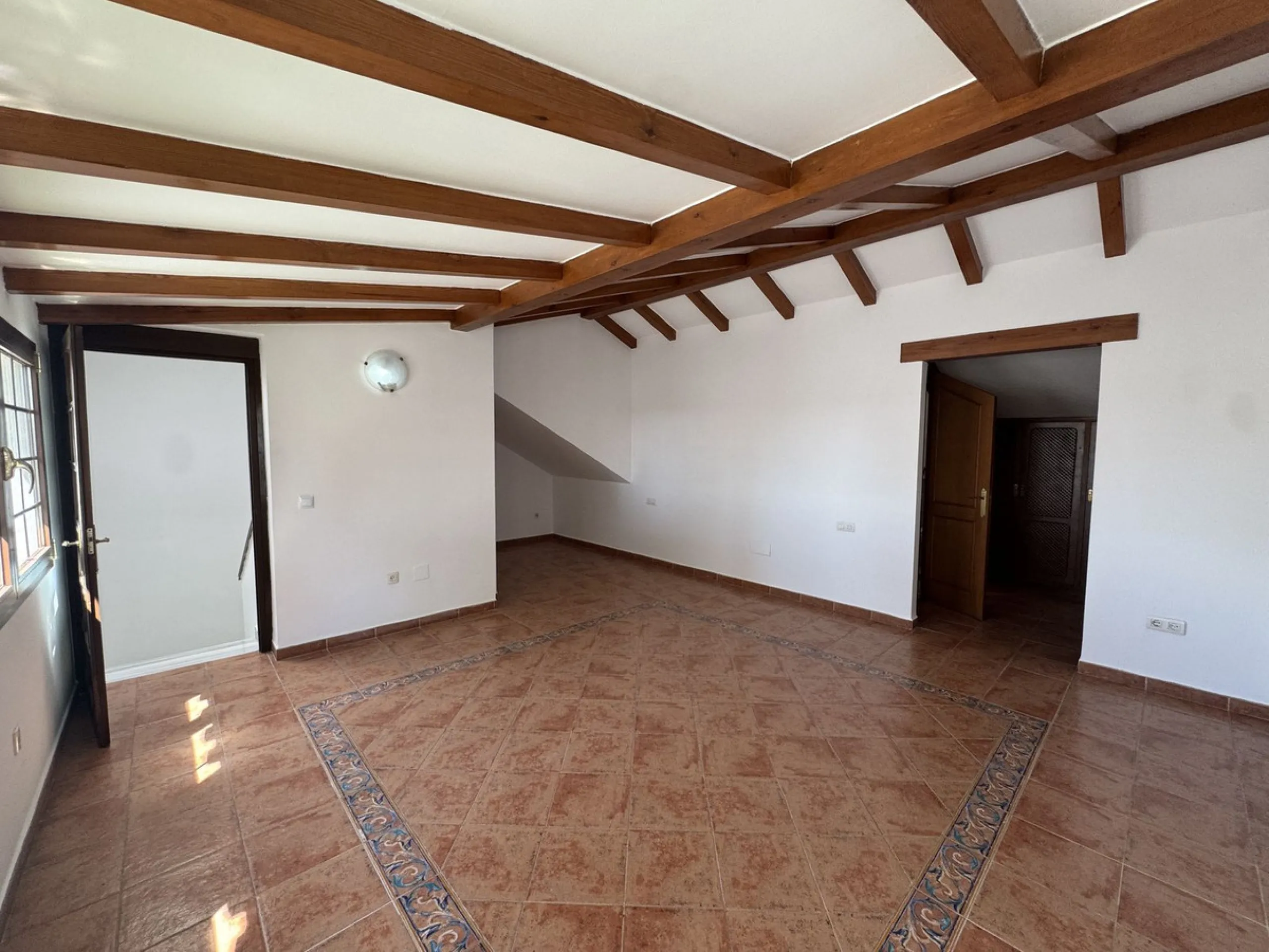 Exclusive townhouse in Marbella with sea views and prime location