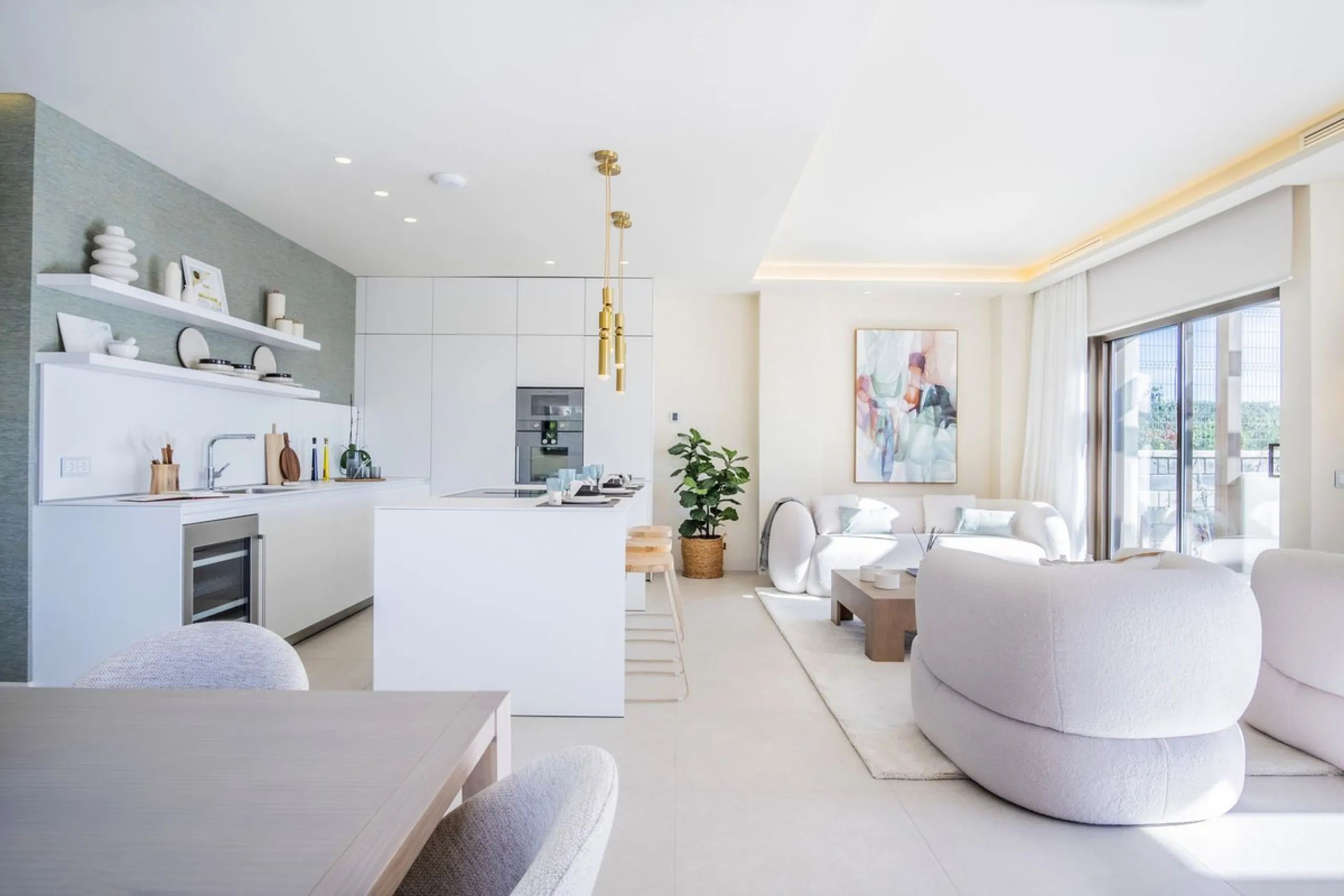 This modern, top-quality villa is located in Velaya Gardens, a prestigious frontline beach development on the New Golden Mile, just a short distance from Estepona town center via the new Paseo.