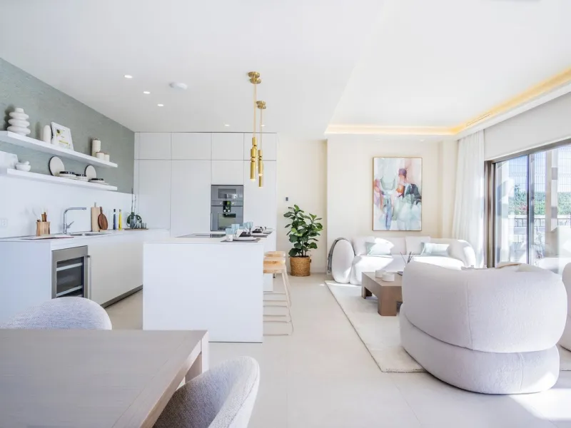 This modern, top-quality villa is located in Velaya Gardens, a prestigious frontline beach development on the New Golden Mile, just a short distance from Estepona town center via the new Paseo.
